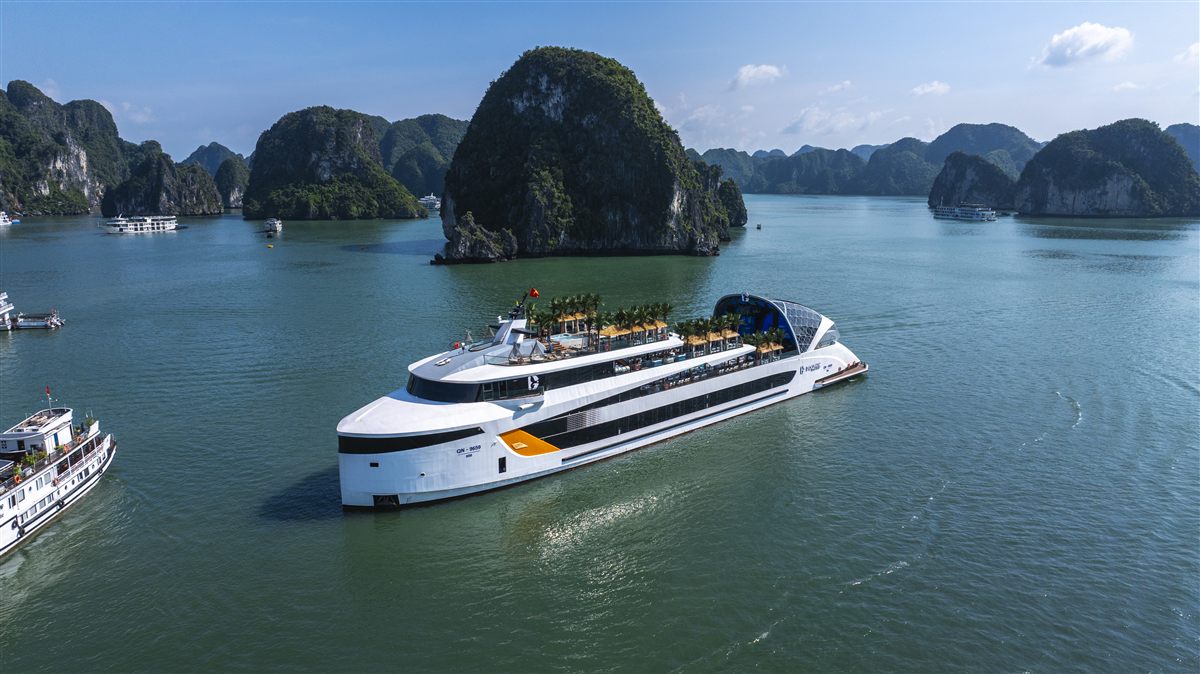 Du thuyền Dolphin trên vịnh Hạ Long