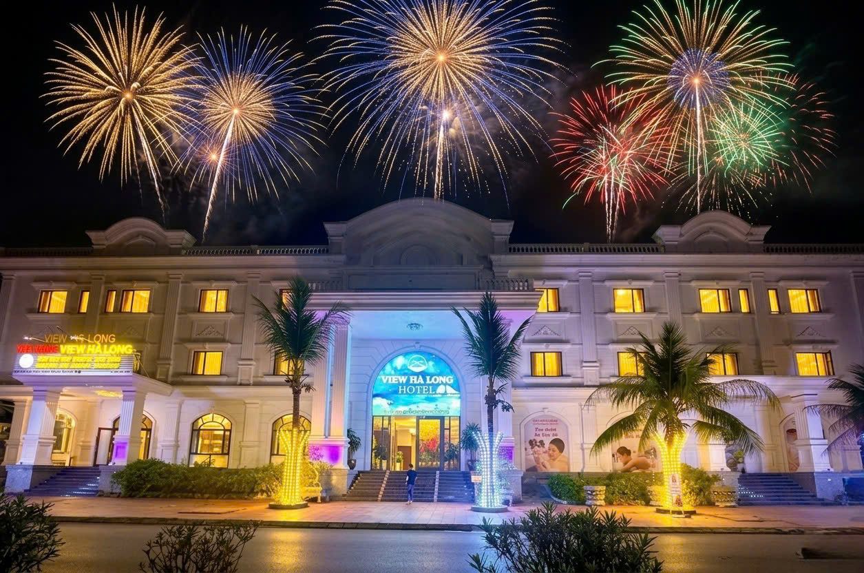 Mặt tiền View Hạ Long Hotel vào buổi tối, pháo hoa trong ảnh do khách sạn cung cấp